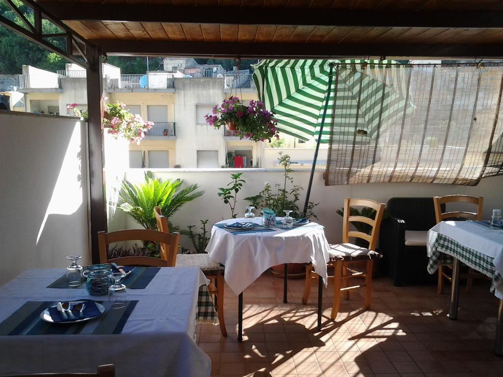 Alojamento de Acomodação e Pequeno-almoço Luna Blu 3*